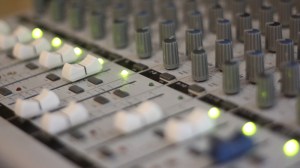 Ett tiotal synthar är inkopplade i mixern. Foto: David Fryxelius.