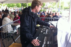 Arvid Bache Blix vid mixerbordet på Arvika stadfesten 2013. Foto: David Fryxelius.