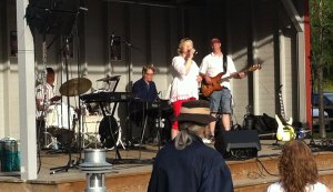 Trivselkväll i stadsparken. Foto: David Fryxelius.