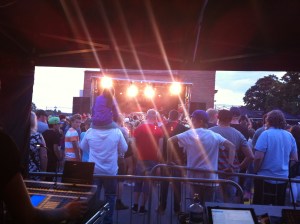 Scen 2 på Arvika Hamnfest 2013 levererar. Foto: David Fryxelius.