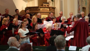 Trefaldighetskören sjunger vid kyrkans 100-årsjubileum. Foto: Anna-Karin Fryxelius