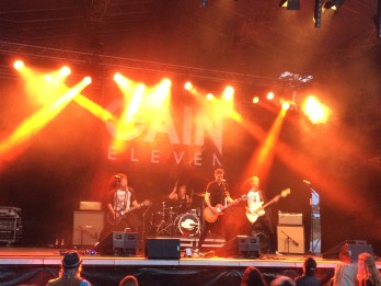 Fullt ös med Gain Eleven på Arvika Stadsfest 2014. Foto: David Fryxelius.