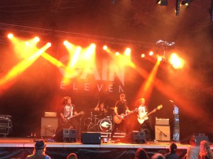 Fullt ös med Gain Eleven på Arvika Stadsfest 2014. Foto: David Fryxelius.