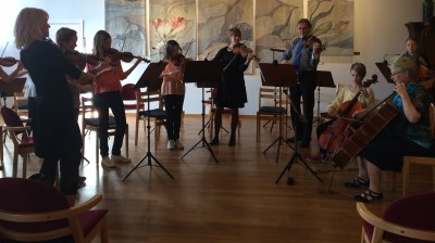 Ungdomsorkestern Chocolate strings med support. Foto: David Fryxelius.