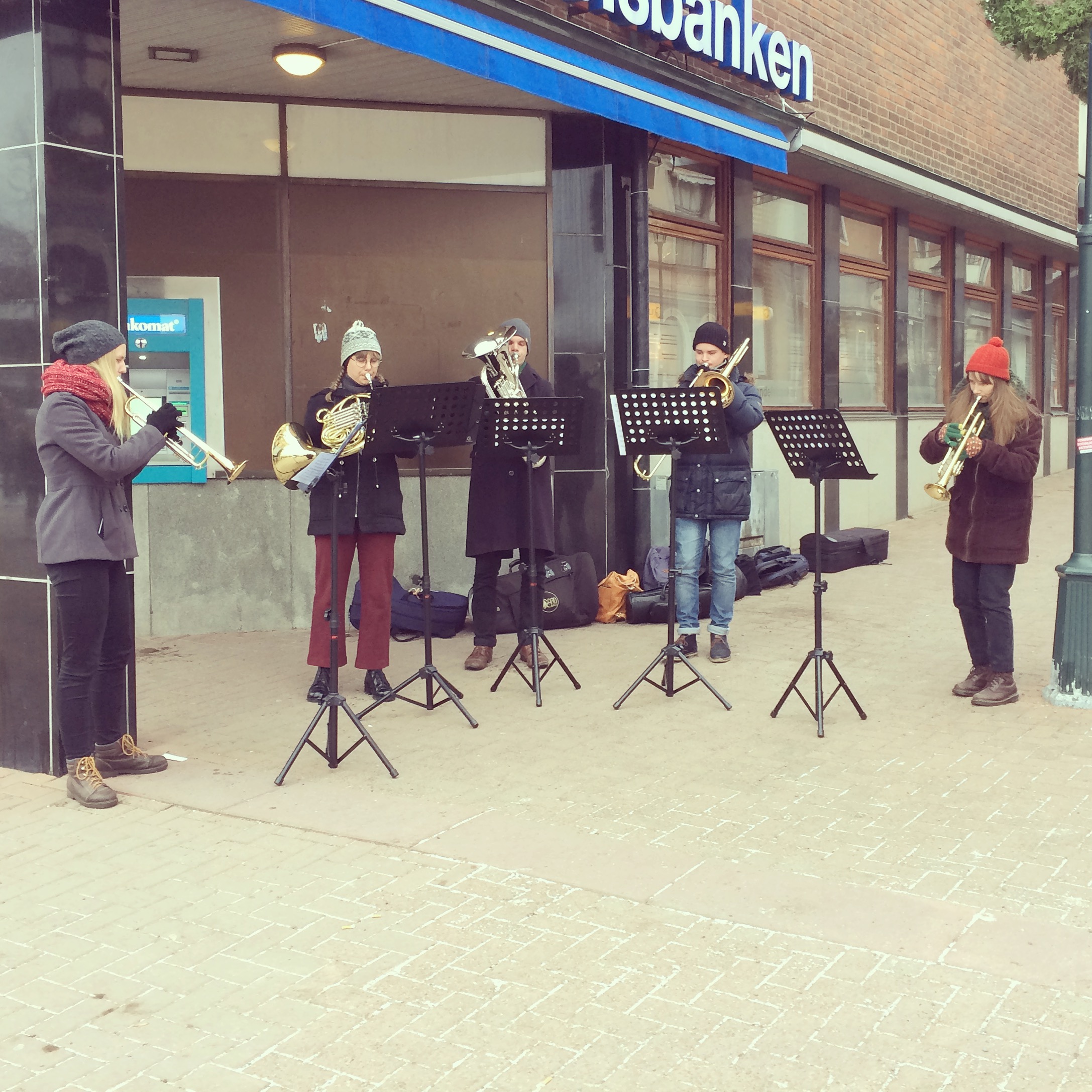 Elever från Musikhögskolan Ingesund spelar adventsmusik på stan. Foto: David Fryxelius.