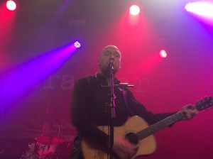 Pärra Eriksson på môra-Pers jubileumskonsert på Ritz i Arvika 1/11 2014. Foto: David Fryxelius.