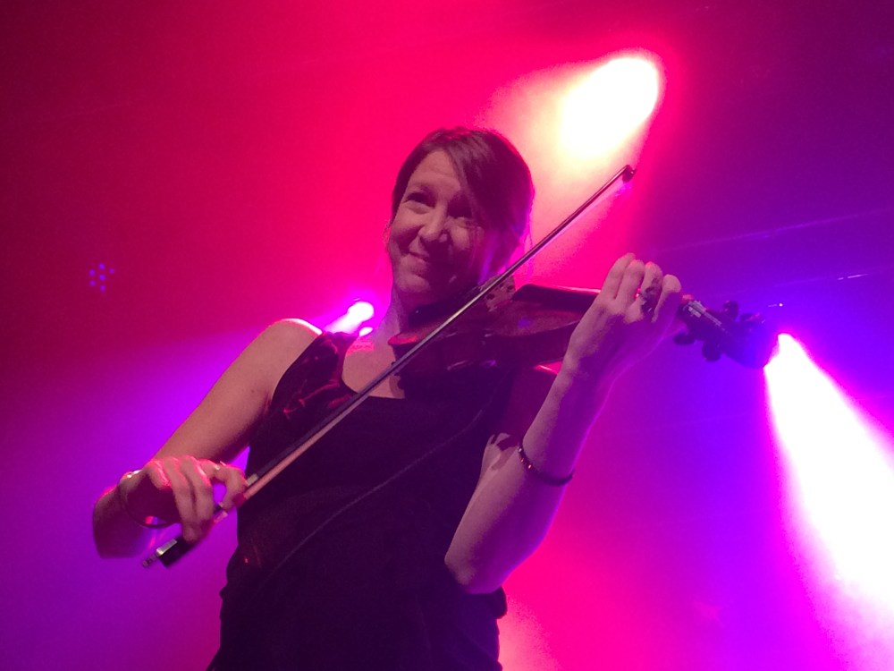 Maria Larsson på môra-Pers jubileumskonsert på Ritz i Arvika 1/11 2014. Foto: David Fryxelius.