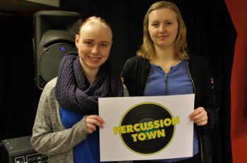 Magdalena Åhlin och Jessica Gajdos håller upp logotypen för nya skivbolaget. Foto: David Fryxelius.