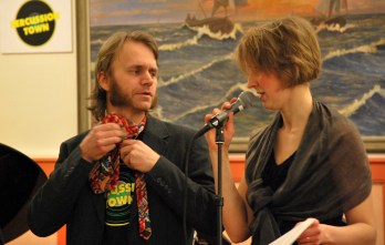 David Engström, knytandes skivbolagdirektörsslips, intervjuas av Anna Vass Andersson. Foto: David Fryxelius.