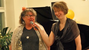 "Hur var det i starten egentligen Lotta?" Anna Andersson Vass intervjuar vidare. Foto: David Fryxelius.