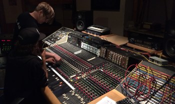 Markus och Pettson justerar inställningar på en kanal. Foto: David Fryxelius.