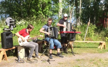 Familjen Arnesson underhåller på Älgå hembygdsgård. Foto: David Fryxelius.