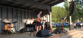 Fredrik Toremark på trivselkvällen i stadsparken 3 juli 2015. Foto: David Fryxelius.