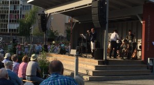 Göran Bryntesson fotograferar publiken på trivselkvällen i stadsparken 3 juli 2015. Foto: David Fryxelius.