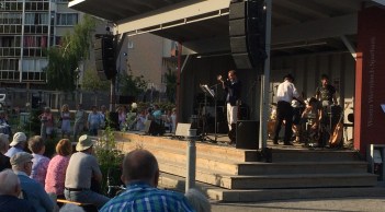 Göran Bryntesson fotograferar publiken på trivselkvällen i stadsparken 3 juli 2015. Foto: David Fryxelius.