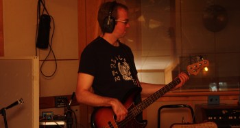 Anders Kensby i Rasputin lägger bas i Silence Studio. Foto: David Fryxelius.