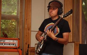 Klas Årling i Rasputin lägger gitarr i Silence Studio. Foto: David Fryxelius.