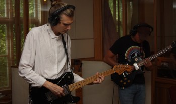 Simon Hedelin (tv) och Klas Årling i Rasputin lägger gitarrer i Silence Studio. Foto: David Fryxelius.