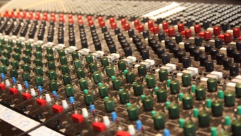 Detaljbild från Silence Studio analoga mixerbord. Foto: David Fryxelius.
