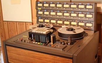 Silence Studio är en av få fullt fungerande analoga studios i Sverige. Här ses studions 24-kanaliga bandspelare. Foto: David Fryxelius.