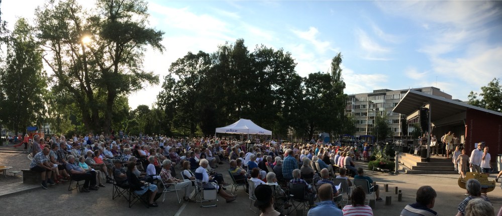 Publik på trivselkvällen i stadsparken 3 juli 2015. Foto: David Fryxelius.