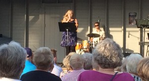 Sara Olsson på trivselkvällen i stadsparken 3 juli 2015. Foto: David Fryxelius.