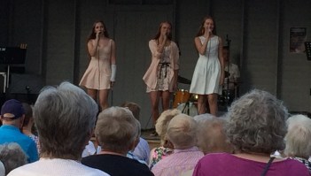 Sångfåglarna på trivselkvällen i stadsparken 3 juli 2015. Foto: David Fryxelius.