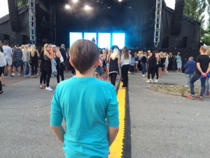 Gabriel lyssnar på Lorentz. Foto: David Fryxelius.