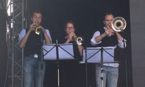 Blåssektionen i môra-per på Arvika Hamnfest 2015. Foto: David Fryxelius.