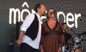 Förstärkt körsektion (Magnus och Anncharlotte) i môra-per på Arvika Hamnfest 2015. Foto: David Fryxelius.