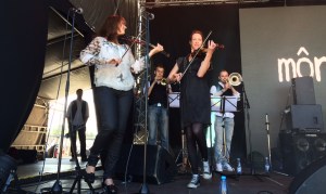 Lena och Maria i môra-per på Arvika Hamnfest 2015. Foto: David Fryxelius.