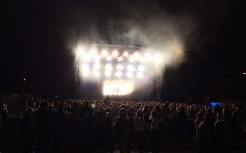 Publik på Nause spelning på Arvika Hamnfest 2015. Foto: David Fryxelius.