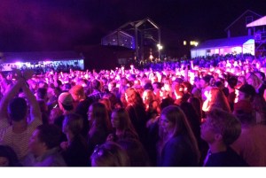 Publik på Nause spelning på Arvika Hamnfest 2015. Foto: David Fryxelius.