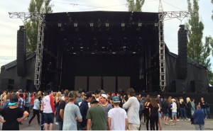 Publik väntar på Lorentz på Arvika Hamnfest 2015. Foto: David Fryxelius.