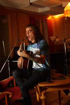 Pettson spelar i Silence studios. Foto: David Fryxelius.