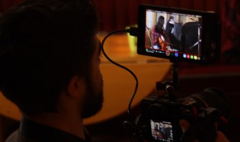 Marcus Svensson dokumenterar Free as Rain. Foto: David Fryxelius.