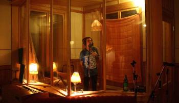 Pettson spelar in sång. Foto: Free as Rain.