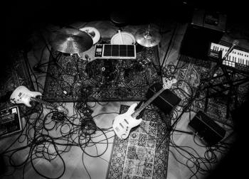 Instrument i Elder Flowers replokal. Foto: Ludwig Sandström.