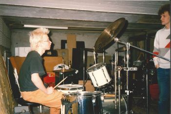 Matti pratar trummor med Ralf under Doktor Glas demoninspelning 1987. Foto utlånat av Magnus Fors.
