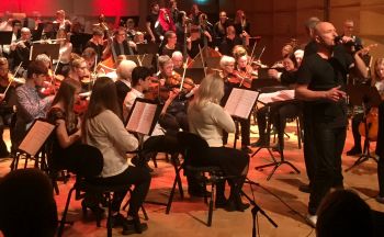 Symfoniorkestern under ledning av Robert Henriksson och solist Johan Boding. Foto: Birgitta Rentzhog.