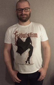 Artikelförfattaren mannekängar med bandtisha ala Tribulation. Foto: Arvika Musik.