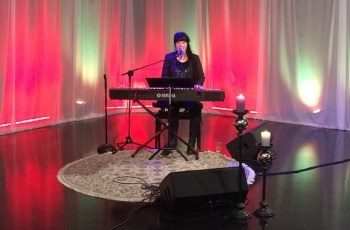 Mathilda Röjdemo vid flygeln under TV-inspelning. Foto: Mathilda Röjdemo.