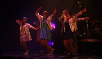 Dansnummer under Central Show. Foto: David Fryxelius.