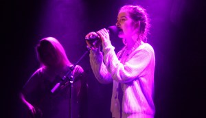 Finstämd sång under Central Show. Foto: David Fryxelius.