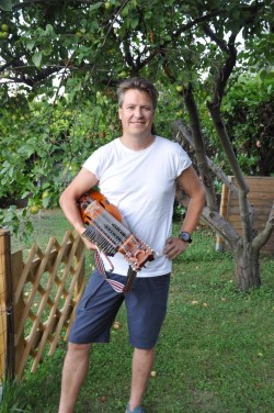 Daniel Höglund Werngren med sin nyckelharpa. Foto: Daniel Höglund Werngren.