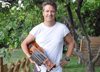 Daniel Höglund Werngren med sin nyckelharpa. Foto: Daniel Höglund Werngren.