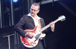 Musiker på Magnus Carlssons konsert på Arvika Hamnfest 2017. Foto: David Fryxelius.