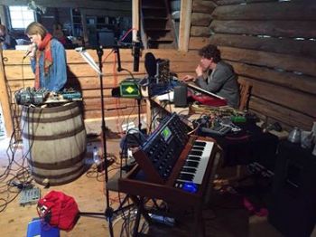 Farvel under inspelningen på Östtomta gård utanför Klässbol. Foto: Farvel.