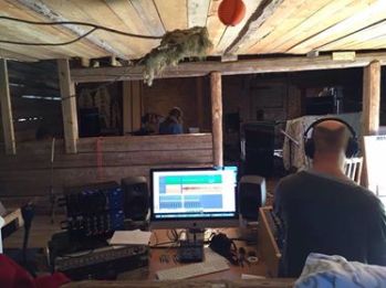 Farvel under inspelningen på Östtomta gård utanför Klässbol. Foto: Farvel.