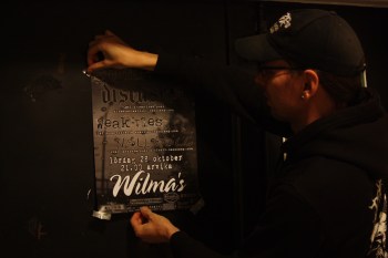 Niklas Nord affischerar inför Klubb Motvals. Foto: David Fryxelius.